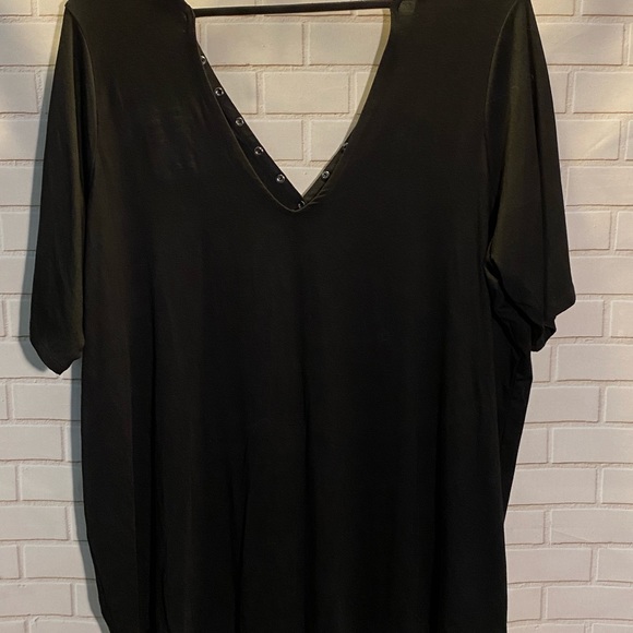 Torrid new size 3X black v neck top - Picture 2 of 3